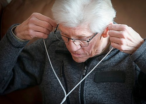 JOHN WOODS / WINNIPEG FREE PRESS
Rick Schmidt, who is waiting for a lung transplant due to cancer, dons his oxygen cannula at his home in Winnipeg, Tuesday, January 24, 2023. Schmidt is now in the second to last stage of his lung transplant journey.

Re:Longhurst