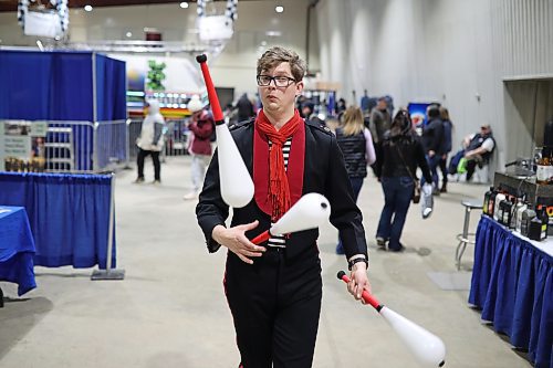 Schuyler Snowdon with Circus Surreal juggles for visitors to the Royal Manitoba Winter Fair in the Keystone Centre on Friday. (Tim Smith/The Brandon Sun)
