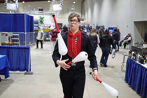 30032023
Schuyler Snowdon with Circus Surreal juggles for visitors to the Royal Manitoba Winter Fair in The Keystone Centre on Friday. 
(Tim Smith/The Brandon Sun)
