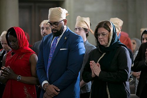 BROOK JONES / WINNIPEG FREE PRESS
Manitoba Premier Heather Stefanson (right), Manitoba Sport, Culture and Heritage Minister Obby Khan (middle) and Manitoba Health Minister Audry Gordon (left) participate Sikh Heritage Manitoba's inaugural ceremonial prayer called Ardaas. The event kicked-off Sikh Heritage Month in Manitoba.