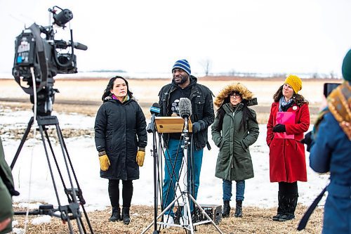 MIKAELA MACKENZIE / WINNIPEG FREE PRESS

Jenny Kwan (left), Seidu Mohammed, Leah Gazan, and Shauna Labman speak about the changes to the Safe Third Country agreement, and how this has made irregular border crossings much more hazardous for refugees, near the border in Emerson on Monday, April 3, 2023.  For Chris story.

Winnipeg Free Press 2023.