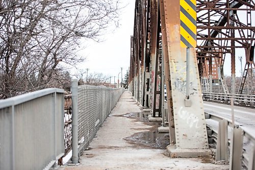 MIKAELA MACKENZIE / WINNIPEG FREE PRESS

The Louise Bridge sidewalk in Winnipeg on Monday, April 3, 2023. A general contractor is suing the city after he significantly injured his leg and foot after it was caught in a hole in the sidewalk of the Louise Bridge. He alleges the city didn&#x2019;t put up a sign, barricade the area or properly maintain the bridge sidewalk, causing him lost income after he fractured two bones. For Erik story.

Winnipeg Free Press 2023.