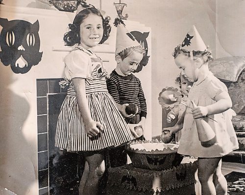 MIKAELA MACKENZIE / WINNIPEG FREE PRESS

A photo of Jackie Sneesby with cousins Gary and Gail Condie in Winnipeg on Monday, April 3, 2023.  For passages story.

Winnipeg Free Press 2023.