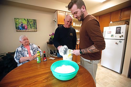 JOHN WOODS / WINNIPEG FREE PRESS
Elvera Kirk, her son Lee and her grandson Chris, make an old family recipe for Glumz Paska, a sweet cheese spread put on paska bread at Easter, in her apartment Monday, April 3, 2023.
Re: wazney