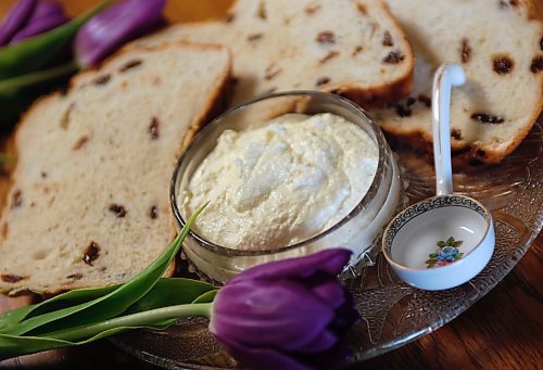 JOHN WOODS / WINNIPEG FREE PRESS
Elvera Kirk, her son Lee and her grandson Chris, make an old family recipe for Glumz Paska, a sweet cheese spread put on paska bread at Easter, in her apartment Monday, April 3, 2023.
Re: wazney