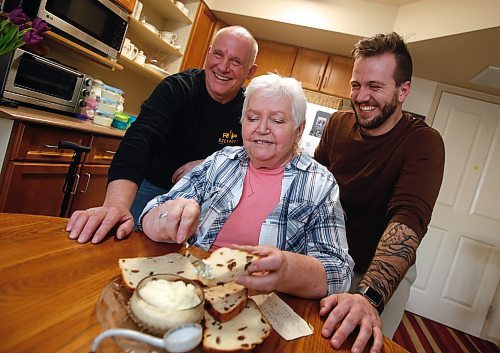 JOHN WOODS / WINNIPEG FREE PRESS
Elvera Kirk, her son Lee and her grandson Chris, make an old family recipe for Glumz Paska, a sweet cheese spread put on paska bread at Easter, in her apartment Monday, April 3, 2023.
Re: wazney