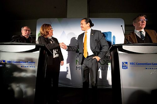 Mike Deal / Winnipeg Free Press
The three provincial party leaders shake hands after the Association of Manitoba Municipalities leaders forum Tuesday morning at the RBC Convention Centre.
(From left) Premier Heather Stefanson, Opposition Leader, NDP’s Wab Kinew, and MB Liberal Leader, Dugald Lamont.
230404 - Tuesday, April 04, 2023.