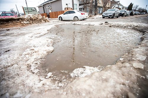 MIKAELA MACKENZIE / WINNIPEG FREE PRESS

Cars avoid a massive crater in the road on Gordon Avenue near Henderson Highway in Winnipeg on Tuesday, April 4, 2023. For Malak story.

Winnipeg Free Press 2023.