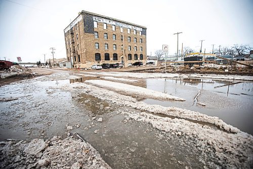 MIKAELA MACKENZIE / WINNIPEG FREE PRESS

Icy ruts and big puddles on Sutherland Avenue in Winnipeg on Tuesday, April 4, 2023. For Malak story.

Winnipeg Free Press 2023.