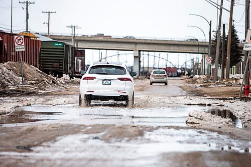 MIKAELA MACKENZIE / WINNIPEG FREE PRESS

Icy ruts and big puddles on Sutherland Avenue in Winnipeg on Tuesday, April 4, 2023. For Malak story.

Winnipeg Free Press 2023.