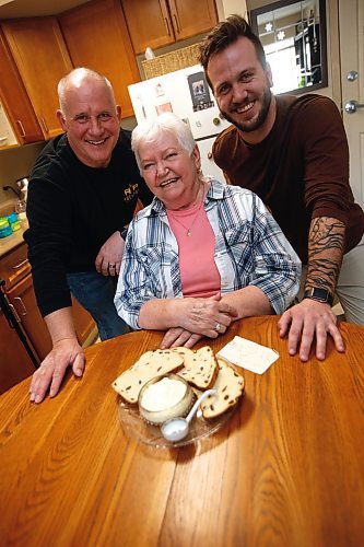JOHN WOODS / WINNIPEG FREE PRESS
Elvera Kirk, her son Lee and her grandson Chris, make an old family recipe for Glumz Paska, a sweet cheese spread put on paska bread at Easter, in her apartment Monday, April 3, 2023.
Re: wazney