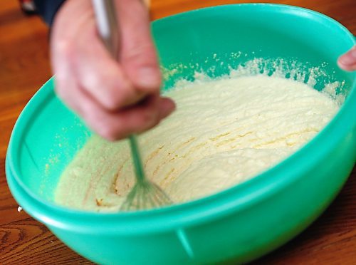 JOHN WOODS / WINNIPEG FREE PRESS
Elvera Kirk, her son Lee and her grandson Chris, make an old family recipe for Glumz Paska, a sweet cheese spread put on paska bread at Easter, in her apartment Monday, April 3, 2023.
Re: wazney