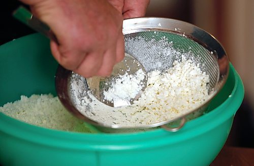 JOHN WOODS / WINNIPEG FREE PRESS
Elvera Kirk, her son Lee and her grandson Chris, make an old family recipe for Glumz Paska, a sweet cheese spread put on paska bread at Easter, in her apartment Monday, April 3, 2023.
Re: wazney