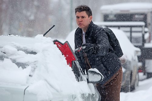 Mike Deal / Winnipeg Free Press
Josh Munoz clears off his car as Winnipeggers dig out of an April snow storm Wednesday morning.
230405 - Wednesday, April 05, 2023.
