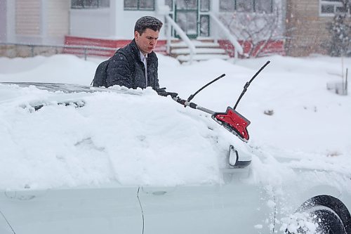 Mike Deal / Winnipeg Free Press
Josh Munoz clears off his car as Winnipeggers dig out of an April snow storm Wednesday morning.
230405 - Wednesday, April 05, 2023.
