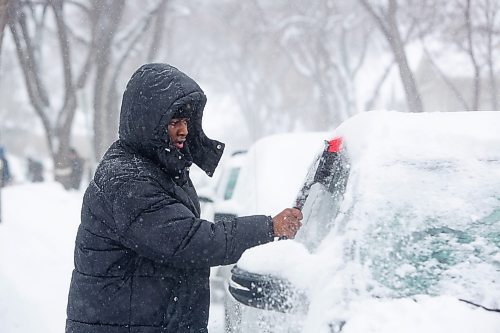 Mike Deal / Winnipeg Free Press
Jr. Munyaka clears off his car as Winnipeggers dig out of an April snow storm Wednesday morning.
230405 - Wednesday, April 05, 2023.