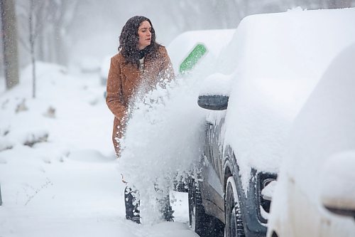 Mike Deal / Winnipeg Free Press
Kirsten Savignac clears off her car as Winnipeggers dig out of an April snow storm Wednesday morning.
230405 - Wednesday, April 05, 2023.