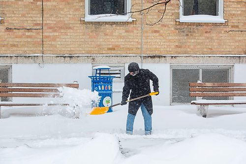 Mike Deal / Winnipeg Free Press
Ernest Nuptial shovels the sidewalk around the apartment block at 210 Evanson Street as Winnipeggers dig out of an April snow storm Wednesday morning.
230405 - Wednesday, April 05, 2023.