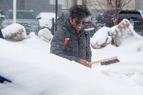 Mike Deal / Winnipeg Free Press
Leo Paul brushes off his car as Winnipeggers dig out of an April snow storm Wednesday morning.
See Erik Pindera story
230405 - Wednesday, April 05, 2023.