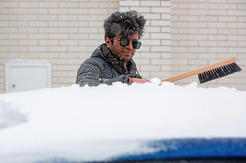 Mike Deal / Winnipeg Free Press
Leo Paul brushes off his car as Winnipeggers dig out of an April snow storm Wednesday morning.
See Erik Pindera story
230405 - Wednesday, April 05, 2023.