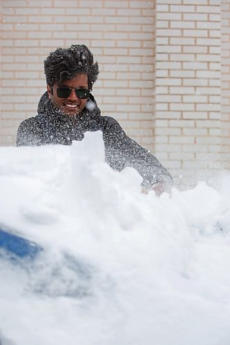 Mike Deal / Winnipeg Free Press
Leo Paul brushes off his car as Winnipeggers dig out of an April snow storm Wednesday morning.
See Erik Pindera story
230405 - Wednesday, April 05, 2023.