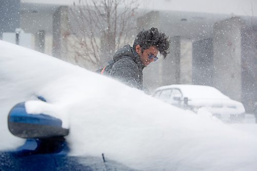 Mike Deal / Winnipeg Free Press
Leo Paul brushes off his car as Winnipeggers dig out of an April snow storm Wednesday morning.
See Erik Pindera story
230405 - Wednesday, April 05, 2023.