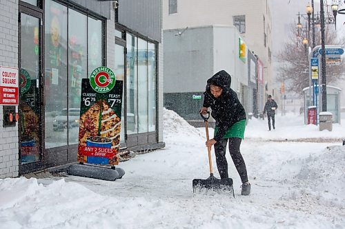 Mike Deal / Winnipeg Free Press
Ramandeep Brar, manager at Freshslice Pizza on Portage Avenue, shovels snow from the entranceway to the restaurant during an April snow storm Wednesday morning.
See Erik Pindera story
230405 - Wednesday, April 05, 2023.