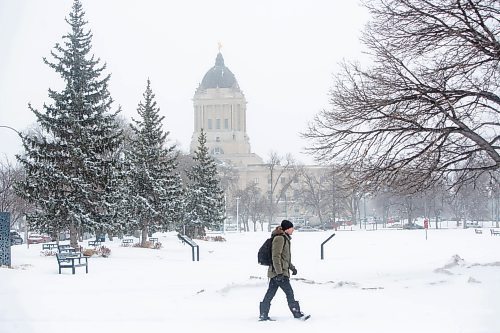 Mike Deal / Winnipeg Free Press
A person walks along York Avenue past the Manitoba Legislative building during an April snow storm Wednesday morning.
See Erik Pindera story
230405 - Wednesday, April 05, 2023.