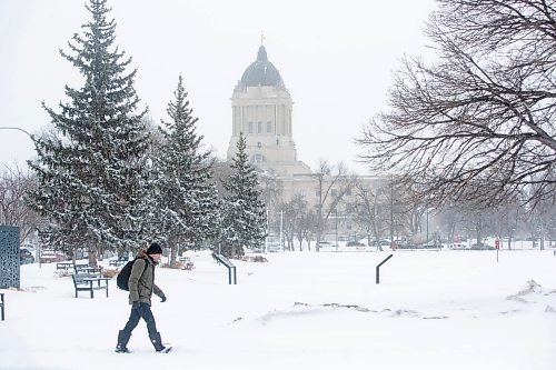 Mike Deal / Winnipeg Free Press
A person walks along York Avenue past the Manitoba Legislative building during an April snow storm Wednesday morning.
230405 - Wednesday, April 05, 2023.