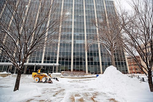 Mike Deal / Winnipeg Free Press
A bobcat clears snow from in front of 401 York Avenue during an April snow storm Wednesday morning.
230405 - Wednesday, April 05, 2023.