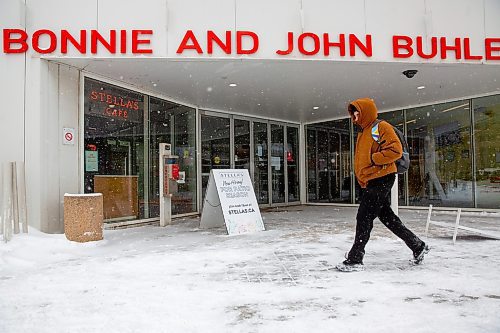 Mike Deal / Winnipeg Free Press
People walk past a sign advertising spring patio employment opportunities at Stella&#x2019;s on Portage Avenue during a April snow storm Wednesday morning.
See Erik Pindera story
230405 - Wednesday, April 05, 2023.