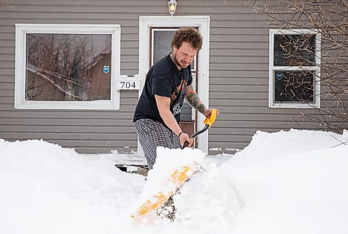 JESSICA LEE / WINNIPEG FREE PRESS

Dave Hebert shovels snow on April 5, 2023 on Pritchard Ave after a storm the night before.

Snow stand up