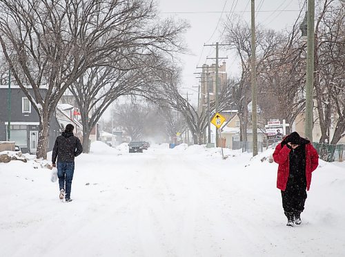 JESSICA LEE / WINNIPEG FREE PRESS

Katelyn Harper walks on McKenzie Street on April 5, 2023.

Snow stand up