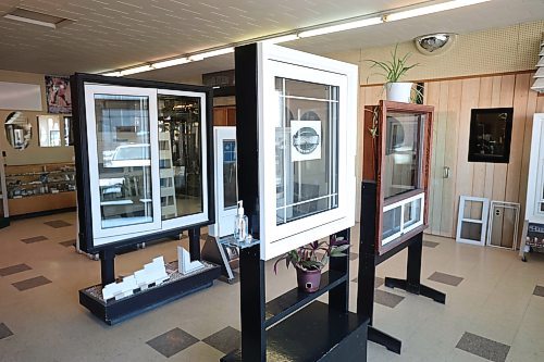 06042023
Windows and mirrors in the showroom at Keystone Glass.
(Tim Smith/The Brandon Sun)