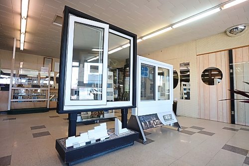 06042023
Windows and mirrors in the showroom at Keystone Glass.
(Tim Smith/The Brandon Sun)