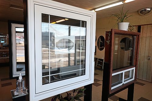 06042023
Windows and mirrors in the showroom at Keystone Glass.
(Tim Smith/The Brandon Sun)