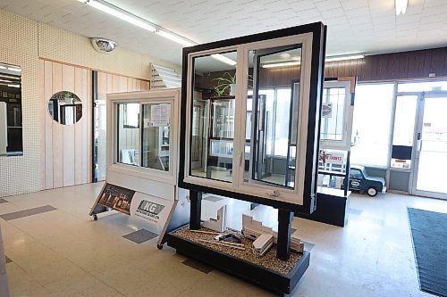 06042023
Windows and mirrors in the showroom at Keystone Glass.
(Tim Smith/The Brandon Sun)