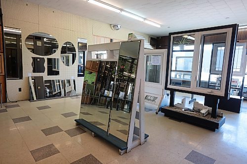 06042023
Windows and mirrors in the showroom at Keystone Glass.
(Tim Smith/The Brandon Sun)