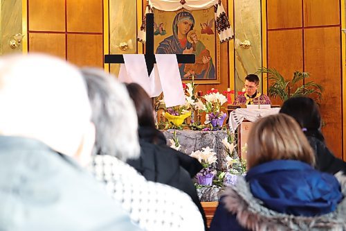 Rev. Father Yaroslav Strukhlyak conducts Good Friday service at St. Mary's Ukrainian Catholic Church in Brandon at the beginning of the Easter long weekend. (Kyle Darbyson/The Brandon Sun)