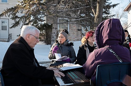JESSICA LEE / WINNIPEG FREE PRESS
Archbishop Richard Gagnon walks carrying a cross on Osborne St. on April 7, 2023 for the Way of the Cross walk. Hundreds joined him in singing and reflecting while they walked.
Stand up
