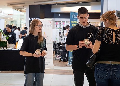 JESSICA LEE / WINNIPEG FREE PRESS

Students Alex Desharmais (right) and Emma Lelond chat with a customer about the candles they are selling at St. Vital Mall on April 8, 2023 for the Junior Achievement Trade Fair. The students are part of a program called Junior Achievement Manitoba which helps them with developing their business ideas.

Stand up