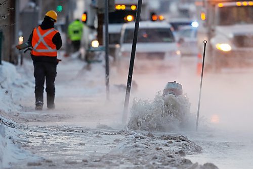 January 20, 2014 - 140120  -  Crews were called to a water main break on Logan Avenue at Keewatin Street Monday, January 20, 2014. John Woods / Winnipeg Free Press