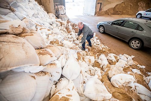 MIKAELA MACKENZIE / WINNIPEG FREE PRESS

Irv Hildebrandt loads free City of Winnipeg sand bags into his vehicles in preparation for possible spring flooding in Winnipeg on Monday, April 10, 2023. For Carol story.

Winnipeg Free Press 2023.
