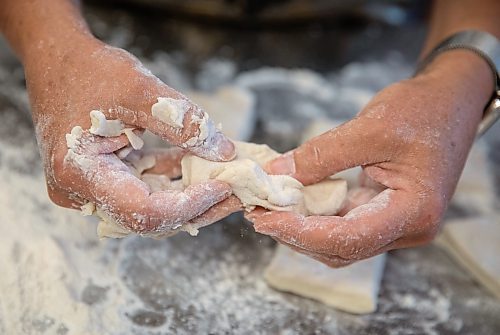 JESSICA LEE / WINNIPEG FREE PRESS
Chandra Erlandson shapes dough for Métis fry bread on August 29, 2022 at Red River College.
Reporter: AV Kitching