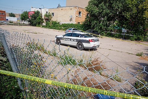 MIKE DEAL / WINNIPEG FREE PRESS
Winnipeg Police at a parking lot on the east side of Main Street between Jarvis Avenue and Sutherland Avenue Monday morning where they found a man suffering from &quot;severe bodily injuries.&quot; He was transported to hospital and is in critical condition, the WPS said.
220822 - Monday, August 22, 2022.