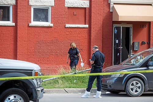 MIKE DEAL / WINNIPEG FREE PRESS
Winnipeg Police at 189 Jarvis Avenue Monday morning where they are investigating after finding a deceased female in the apartment block.
220822 - Monday, August 22, 2022.