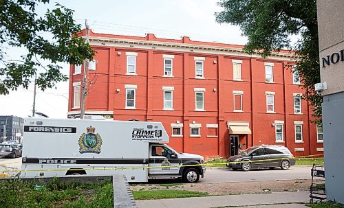 MIKE DEAL / WINNIPEG FREE PRESS
Winnipeg Police at 189 Jarvis Avenue Monday morning where they are investigating after finding a deceased female in the apartment block.
220822 - Monday, August 22, 2022.
