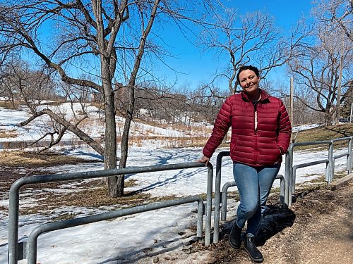 MALAK ABAS / WINNIPEG FREE PRESS
Jackie Ross, a teacher at the nearby Wolseley school, used her lunch break to enjoy the warm weather at Omand Park.