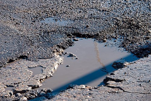 Mike Sudoma / Winnipeg Free Press
A large pot hole along the curbside of southbound Grovesnor Ave, at Wentworth St Wednesday evening
March 30, 2022