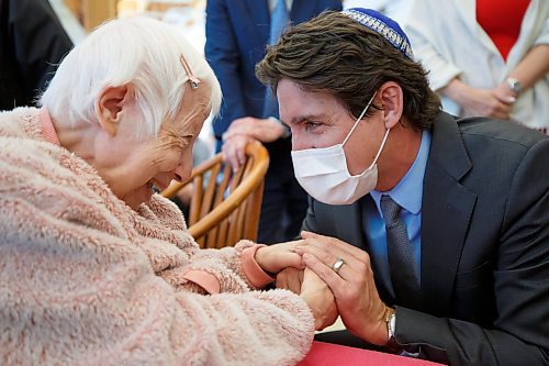 Mike Deal / Winnipeg Free Press
Gertie Lipson, 89, who has been living in the Saul and Claribel Simkin Centre for three years shares a few words with Prime Minister Justin Trudeau Wednesday afternoon. Minutes before the Prime Ministers arrival Gertie was asking the photographer, if on the off chance she got to meet him should she address him as &#x201c;Mr. Prime Minister or Mr. Trudeau?&#x201d;
Prime Minister Justin Trudeau talks to residents and staff during a Passover event at The Saul and Claribel Simkin Centre, 1 Falcon Ridge Drive, Wednesday afternoon.
230412 - Wednesday, April 12, 2023.